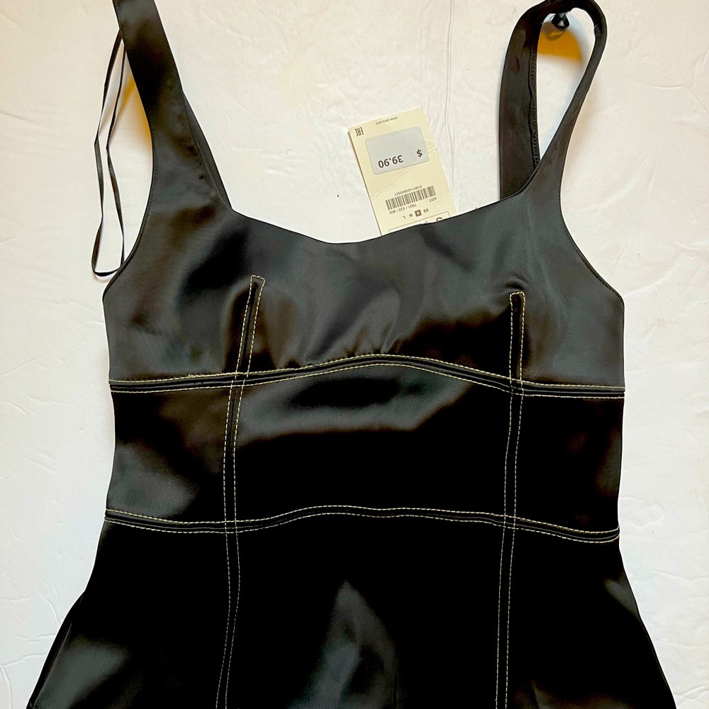 Size S .. black, with siper next to it .. very good material ..
